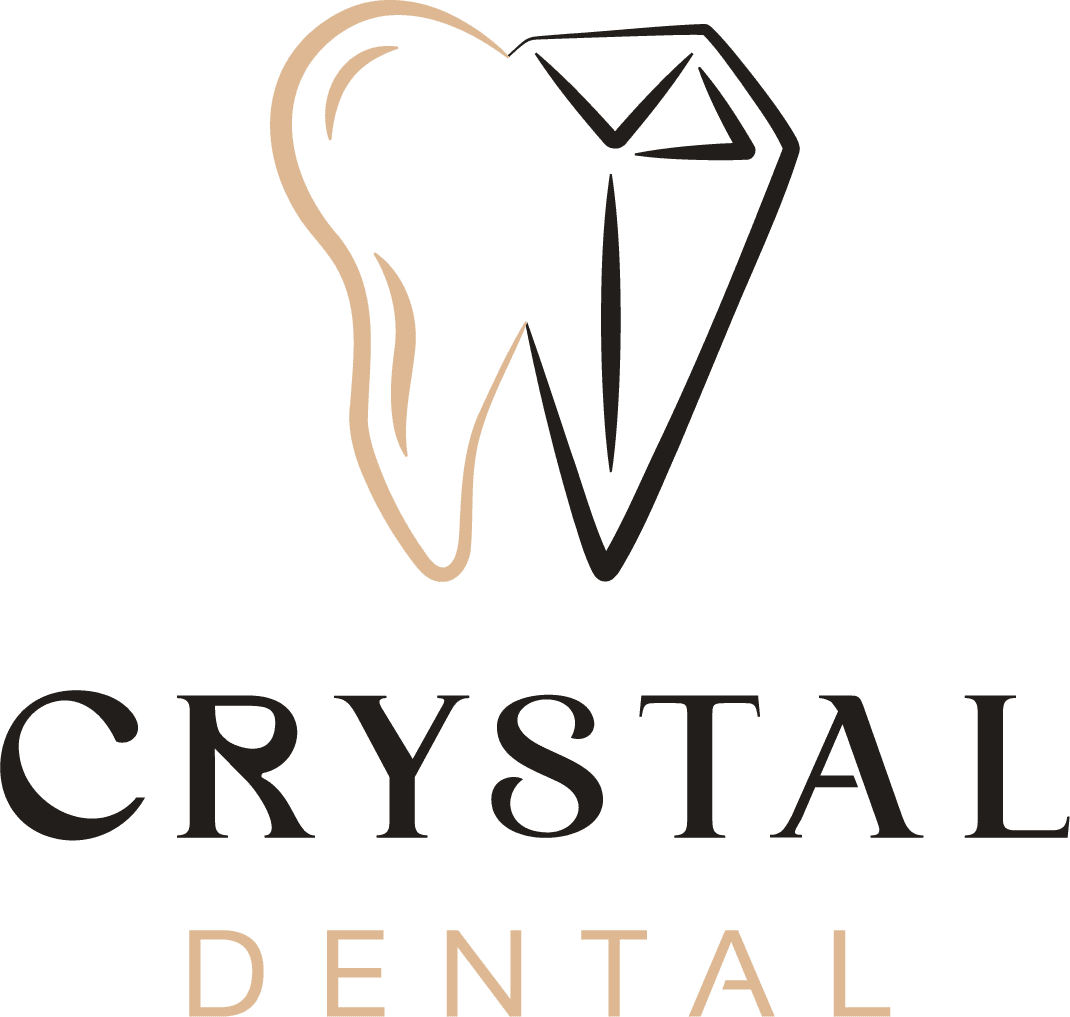 Az új Crystal Dental logó: arany fog fekete kristállyal, alatta magas kontrasztú CRYSTAL és ritkított arany DENTAL